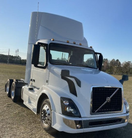 2018 VOLVO VNL 300 Daycab Tractor